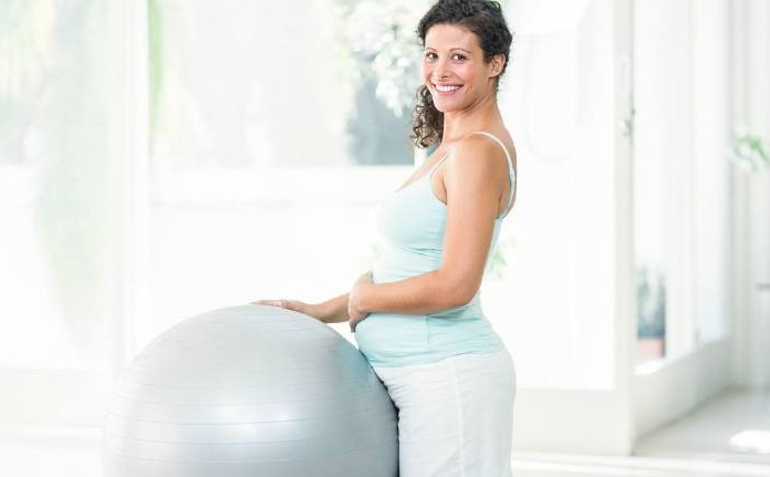 但是由于孕妈妈的肚子比较大,可以用臀部和背部靠在墙上做下蹲的动作