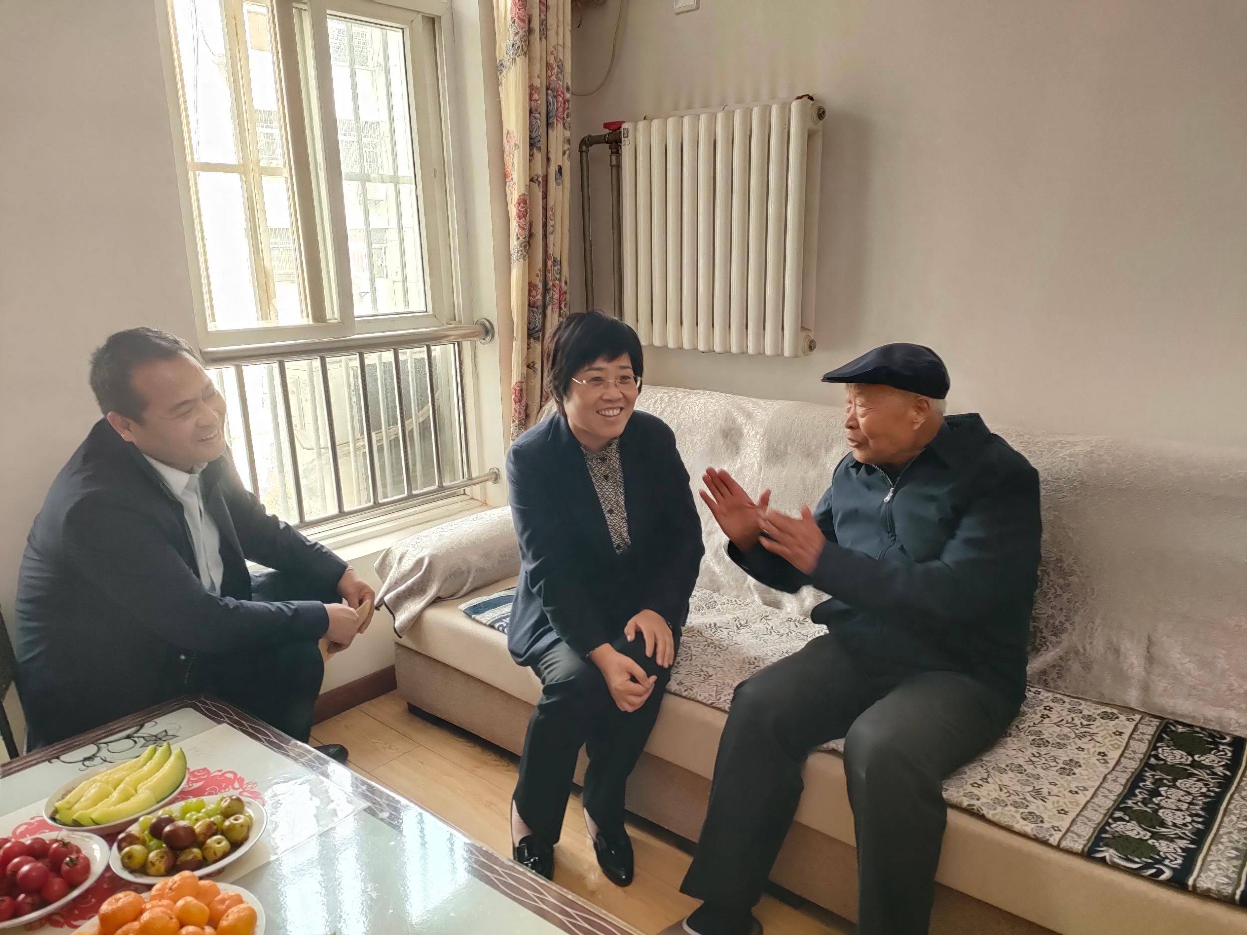 县委书记王丽看望了城关街道高龄困难老人陈林,详细询问老人的身体