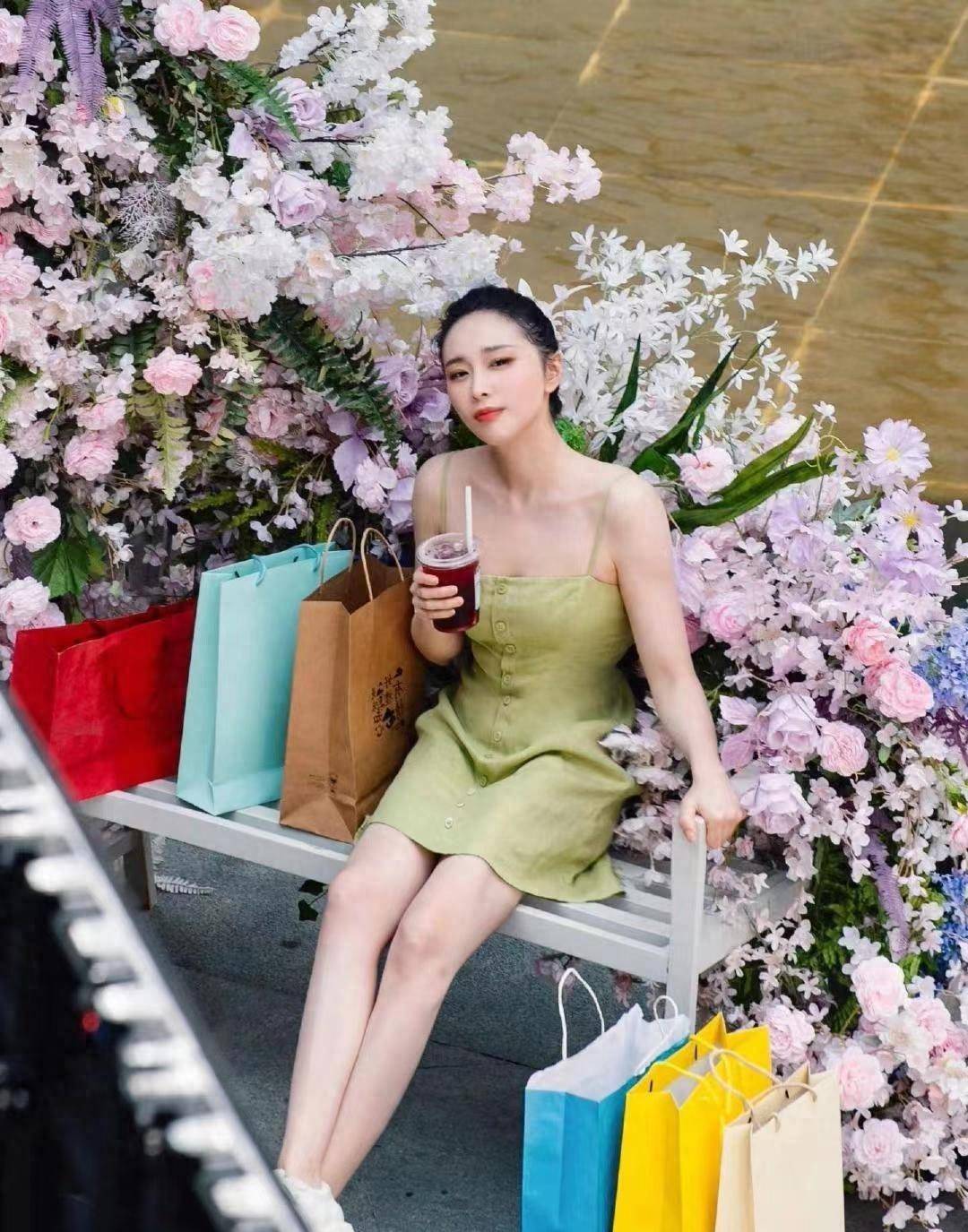 在高叶路人的镜头下,穿吊带裙的样子不像是大嫂变身