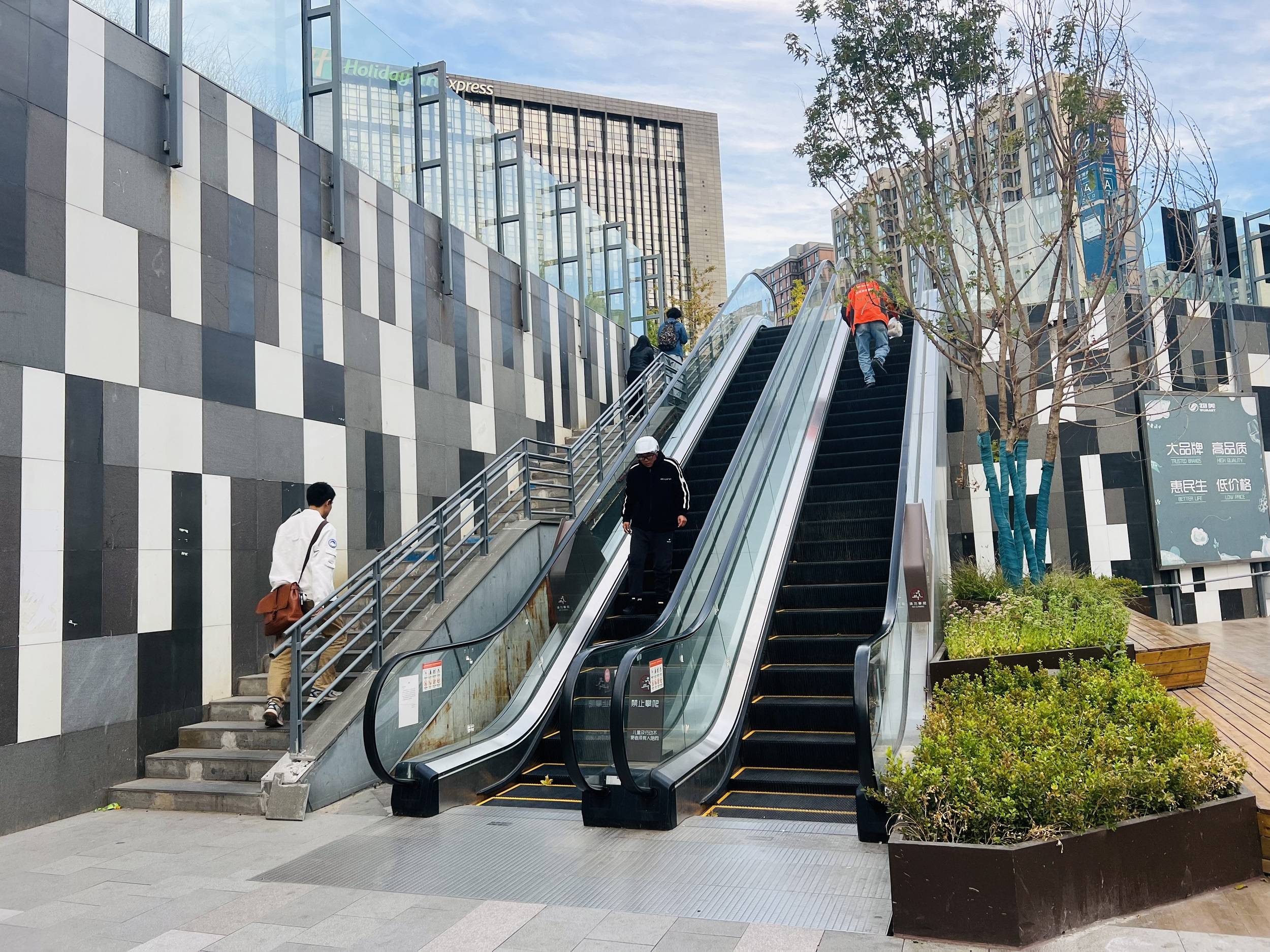 新电梯紧邻地铁和商超却时好时坏,属地:已恢复运行_市民_扶梯_爬楼梯