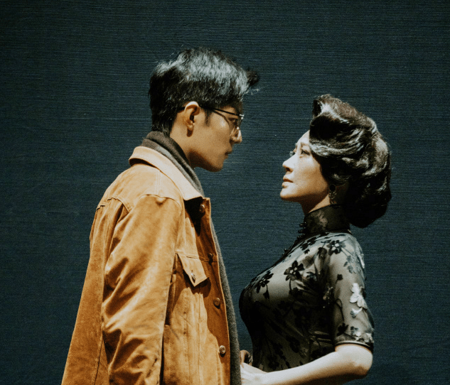 许晴与小22岁肖战演情侣,穿时尚红旗袍身段迷人,故事感十足!