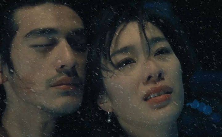 在《我是谁》中,山本未来饰演女赛车手yuki,在参加一项汽车拉力赛的