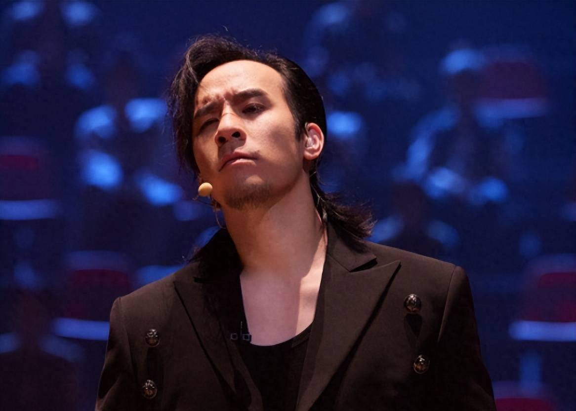 在首轮舞台表演中,郑嘉颖和许绍洋被淘汰.