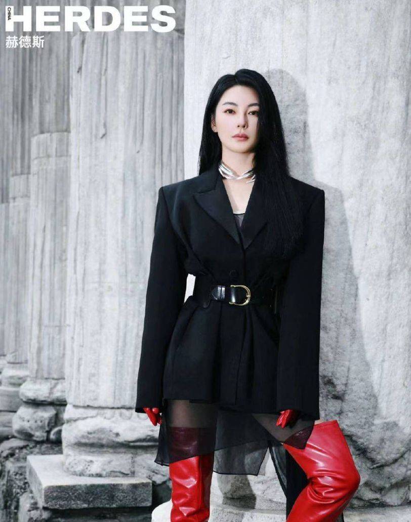 张雨绮不仅在专业领域有着出色的表现,更是在时尚穿搭上有着独特的