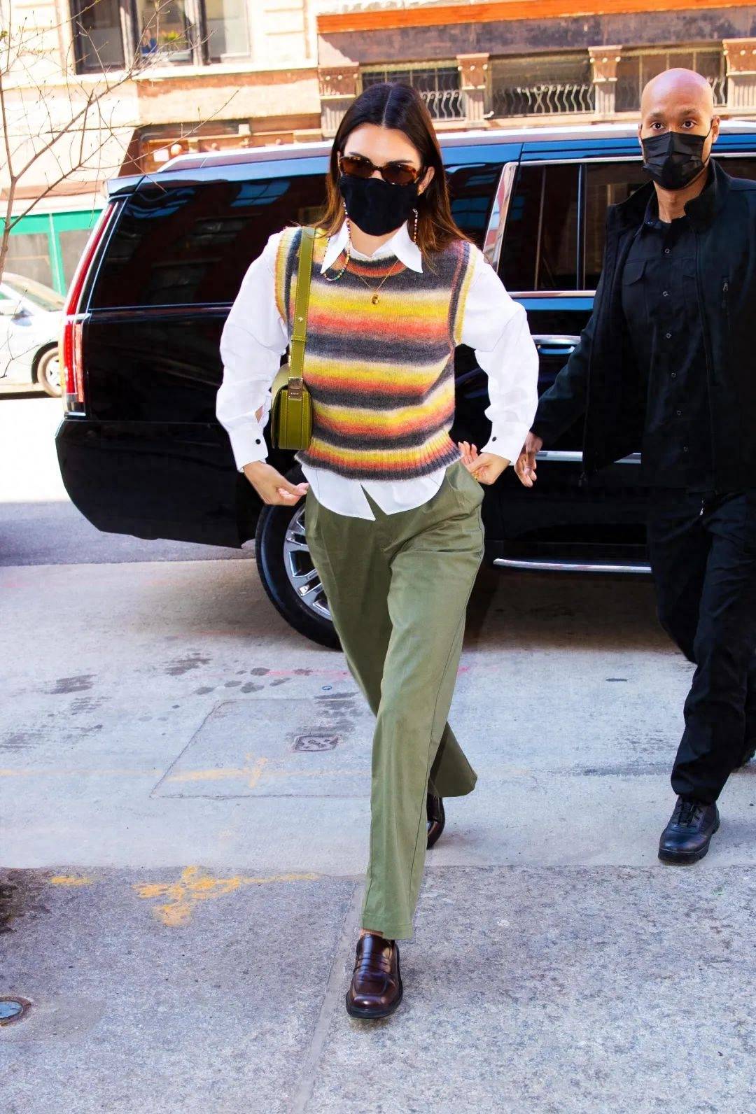 金泰梨这波减龄穿搭,直接回到高中时代_背心_条纹_牛仔裤