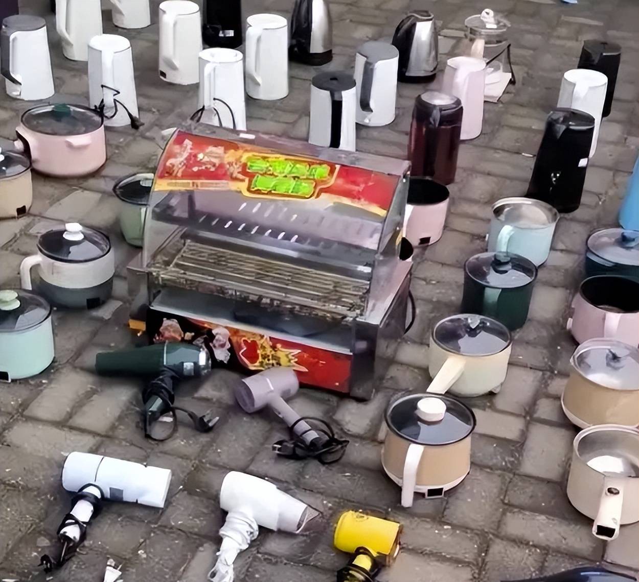 大学生在考研和考公之间,选择烤地瓜?高校宿舍查出的违禁品火了