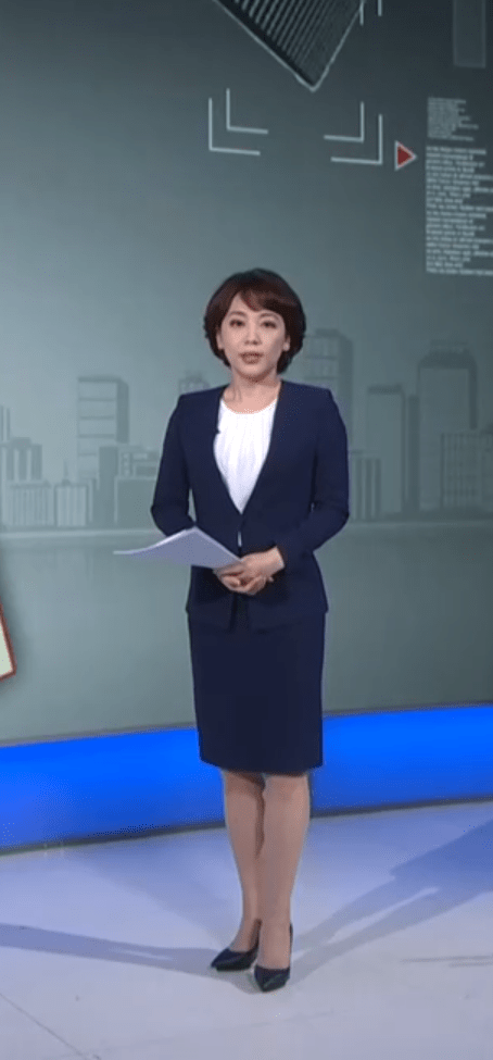 劳春燕近照,她是电视女神,男子是报刊总编,两人都是高考状元
