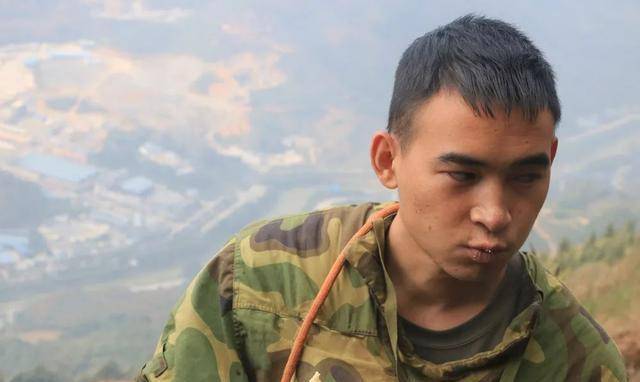 "排雷英雄"杜富国,和平年代被授一等功,一家四兄妹皆坚守一线_杜俊