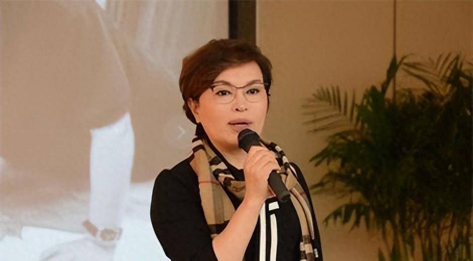 李瑞英从央视退休后留长发身材发福,越来越像大妈,但端庄大气!