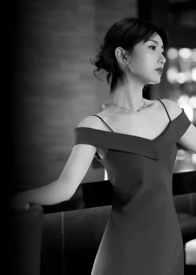 毛晓彤晒复古大片 一袭酒红长裙凹时尚身材 眉眼间尽显迷人魅力_气质