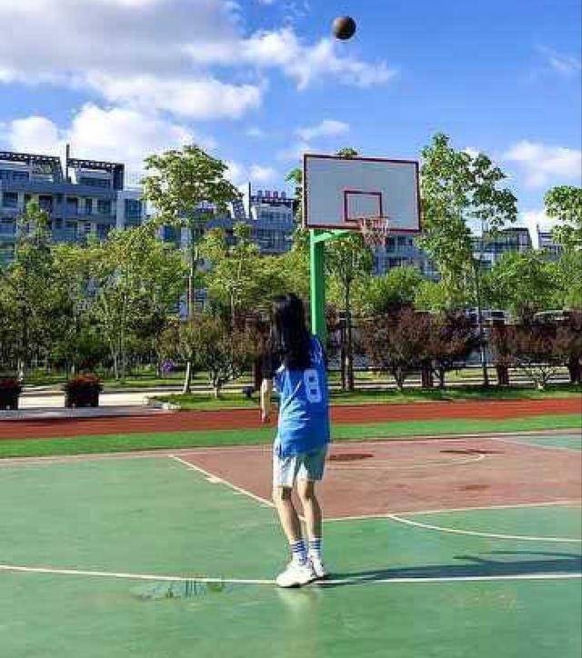 教练对李明阳开始了训练,训练很辛苦,但李明阳不怕辛苦,她热爱篮球