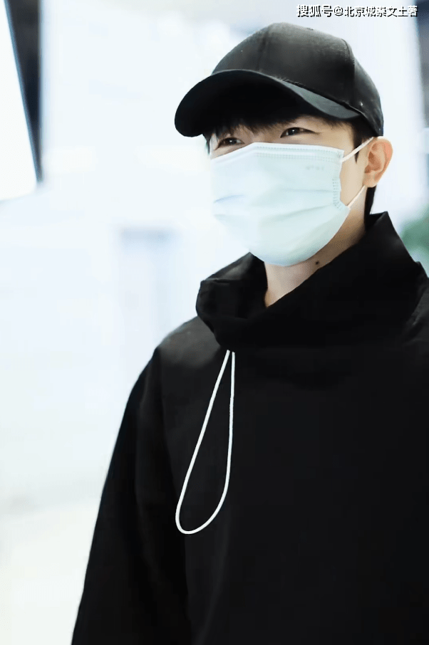 生怕路人发现不了自己,反观周深旁边只跟了一名助理