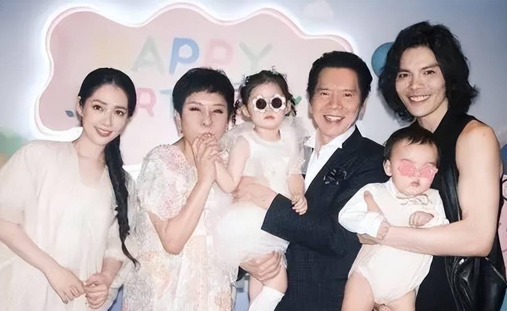 向佐抱三岁女儿逛街,父女俩越长越像,郭碧婷的混血基因失效?