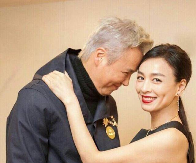 张庭最近的精神状态显然不太好,表情也不如林瑞阳那么轻松自然.