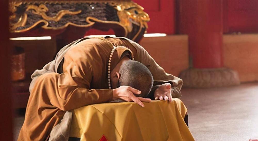 可是到了深夜,他就会跪在佛祖前为一条枉死的生命忏悔不已