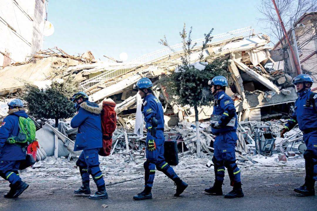 67混乱中的蓝天救援队_张勇_日华_民间