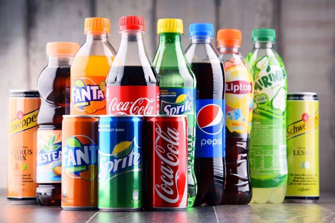 第一个是最需要避免的是含糖饮料:可乐,雪碧,橙汁,奶茶这些相信很多