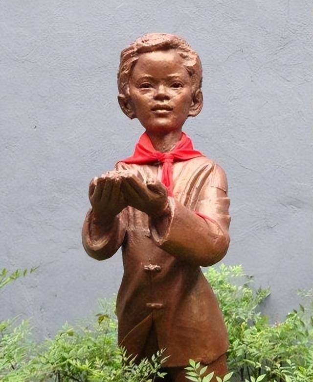 1949年,小萝卜头被特务杨进兴连刺三刀,牺牲时手里攥着半截铅笔