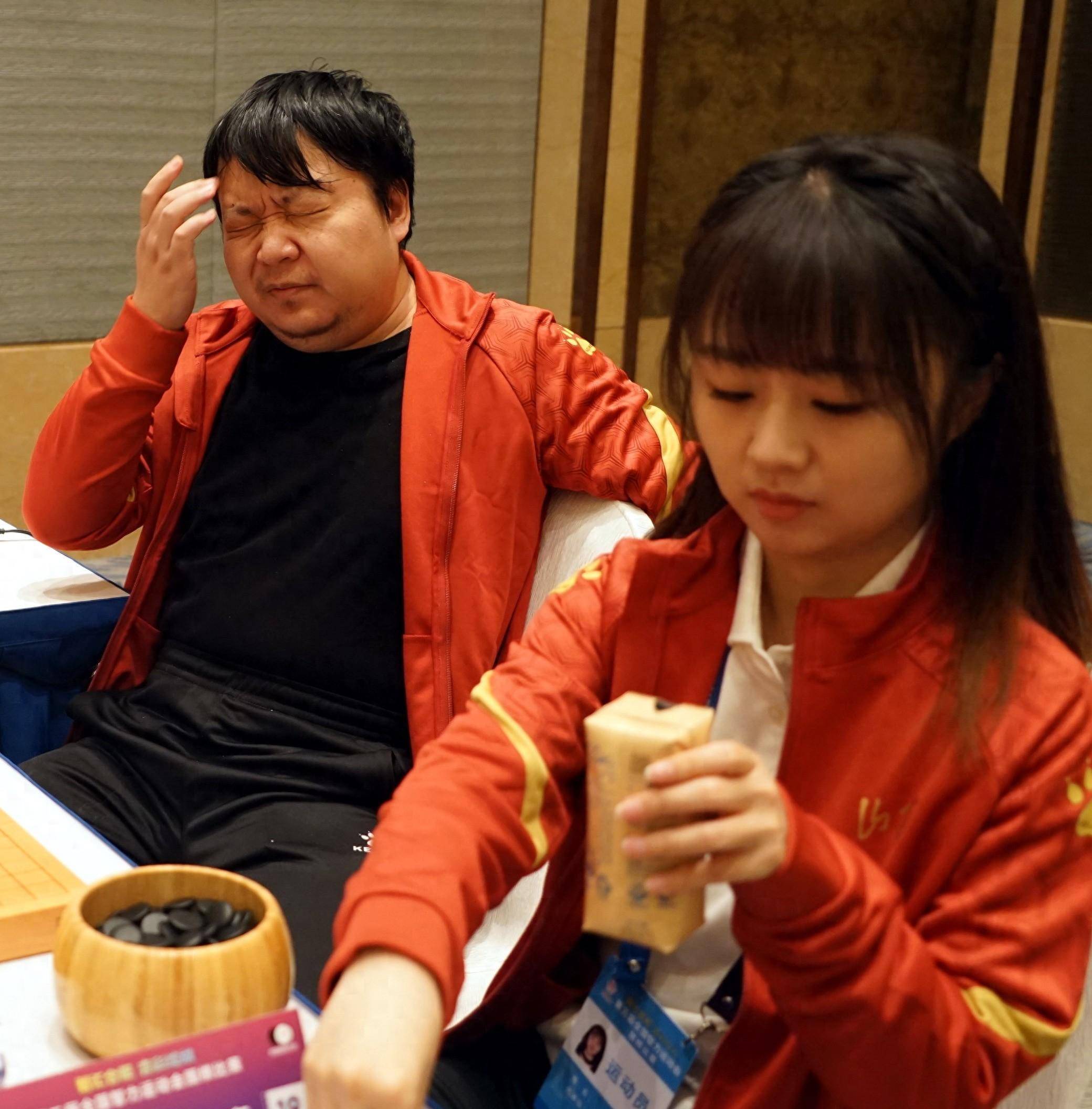 在香格里拉大酒店举行的围棋混双比赛中,围棋界第一人气主播战鹰二段