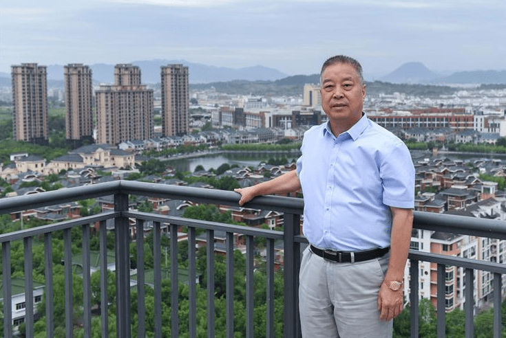 浙江巨富村书记,账面资产170亿,给村民投了20亿_邵钦祥_花园村_的花园