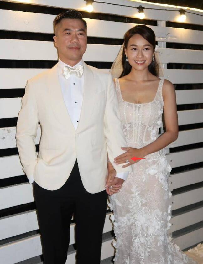 黄心颖与年长14岁老公低调办婚礼,手戴超大钻石婚戒_马国明_祝福_白色