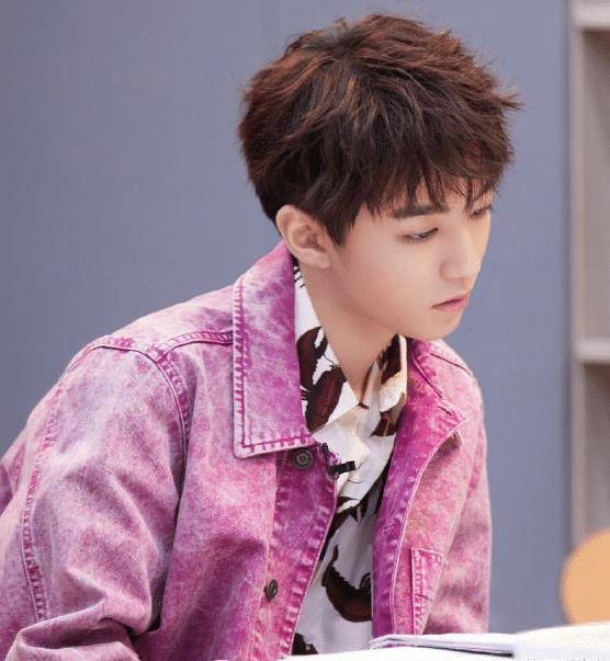 王俊凯越来越"娘"了,端碗时的"手势"引热议,女生都自愧不如_时候_因为