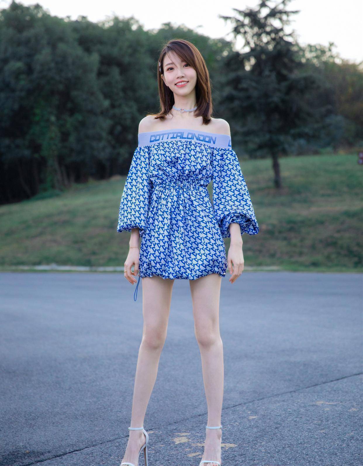 张纯烨才是真腿精,一袭红裙登台大气高级,这身材主持人里少见_款式