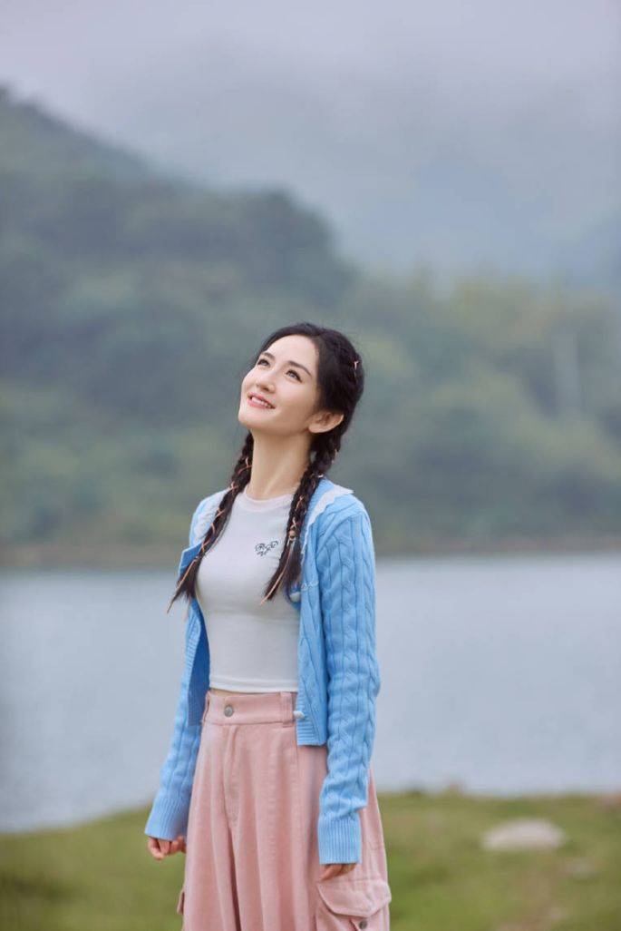 谢娜穿蓝上衣粉裤子元气满满 梳麻花辫俏皮又明媚_节目_活力_青春