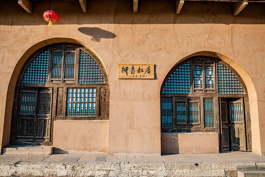 顺着山势前行,一路上柯仲平,丁玲,胡采,杜鹏程等作家画像雕成的石板画