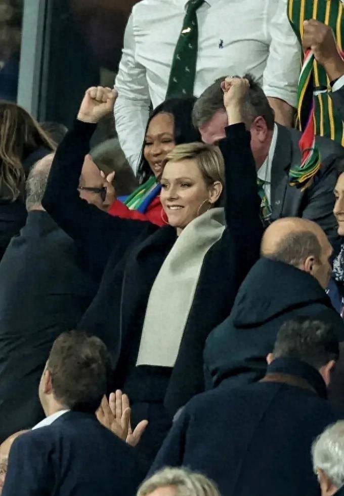 夏琳王妃亮相橄榄球世界杯 紧身牛仔裤配斗篷 脸上洋溢着灿烂笑容