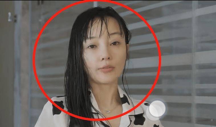 39岁李小璐素颜录视频,整容痕迹太明显,不说差点以为是两个人