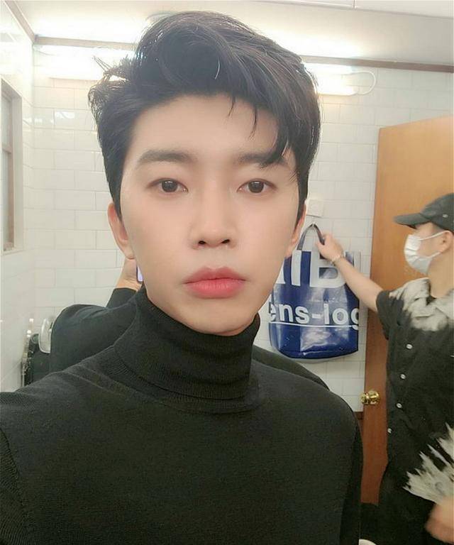 虽然都说贴脸照片容易留下屈辱的照片,但是林英雄在