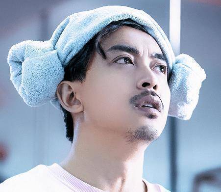 李佳航新剧上线,首次转型失败,网友:演啥都像张伟!_公寓_爱情_角色