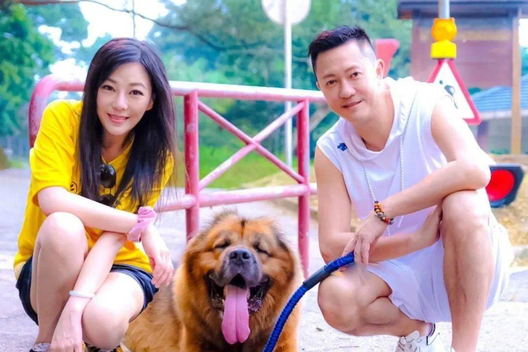 57岁港星服装店开业,穿着太奇葩遭嘲讽,虽过气仍住上亿别墅_苏志威_刘