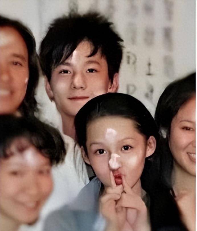 "笨蛋美人"李沁:与杨洋十指紧扣,遭王大陆魏大勋揩油却不反抗_节目