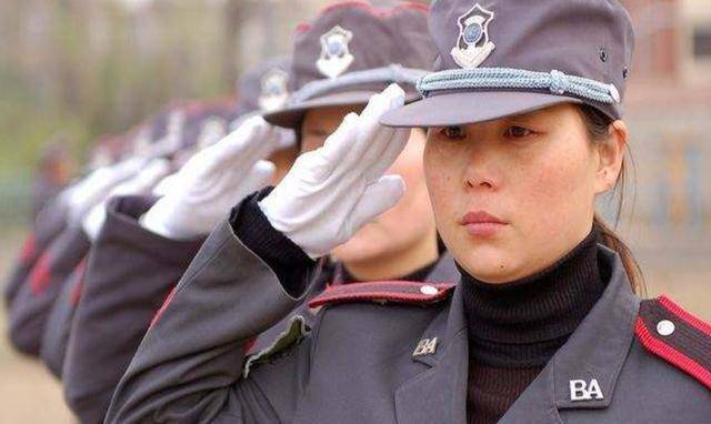 24岁"最美女保安"抓小偷被刺牺牲,80万人悼念,至今仍被怀念_王雪_山东