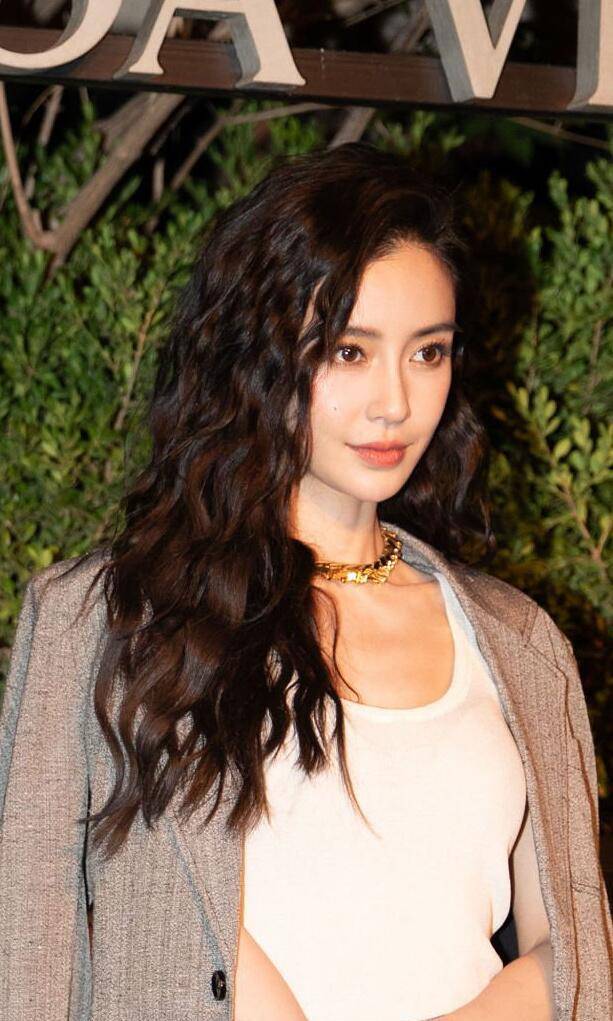 杨颖真是了不起! "两截裙"也能轻松驾驭,搭配小西装时尚又显年轻