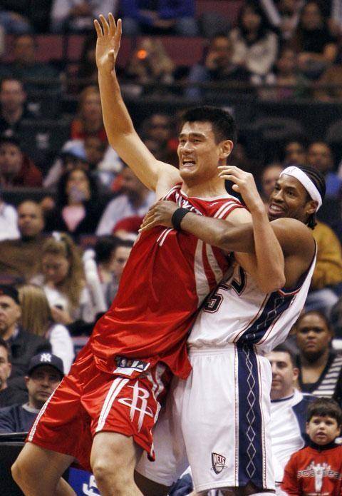 姚明空降nba篮网主场,蔡崇信作陪,翘起二郎腿看球,霸气十足_篮球_比赛