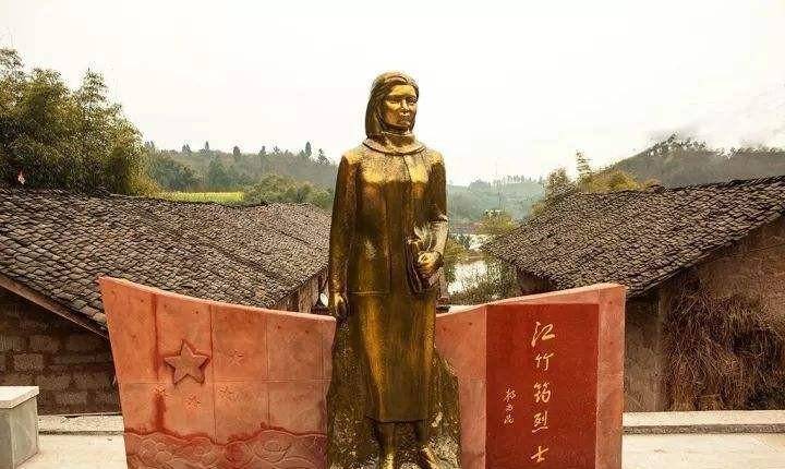 的儿子参观渣滓洞,被热心的群众围了个水泄不通_彭咏梧_谭竹安_工作