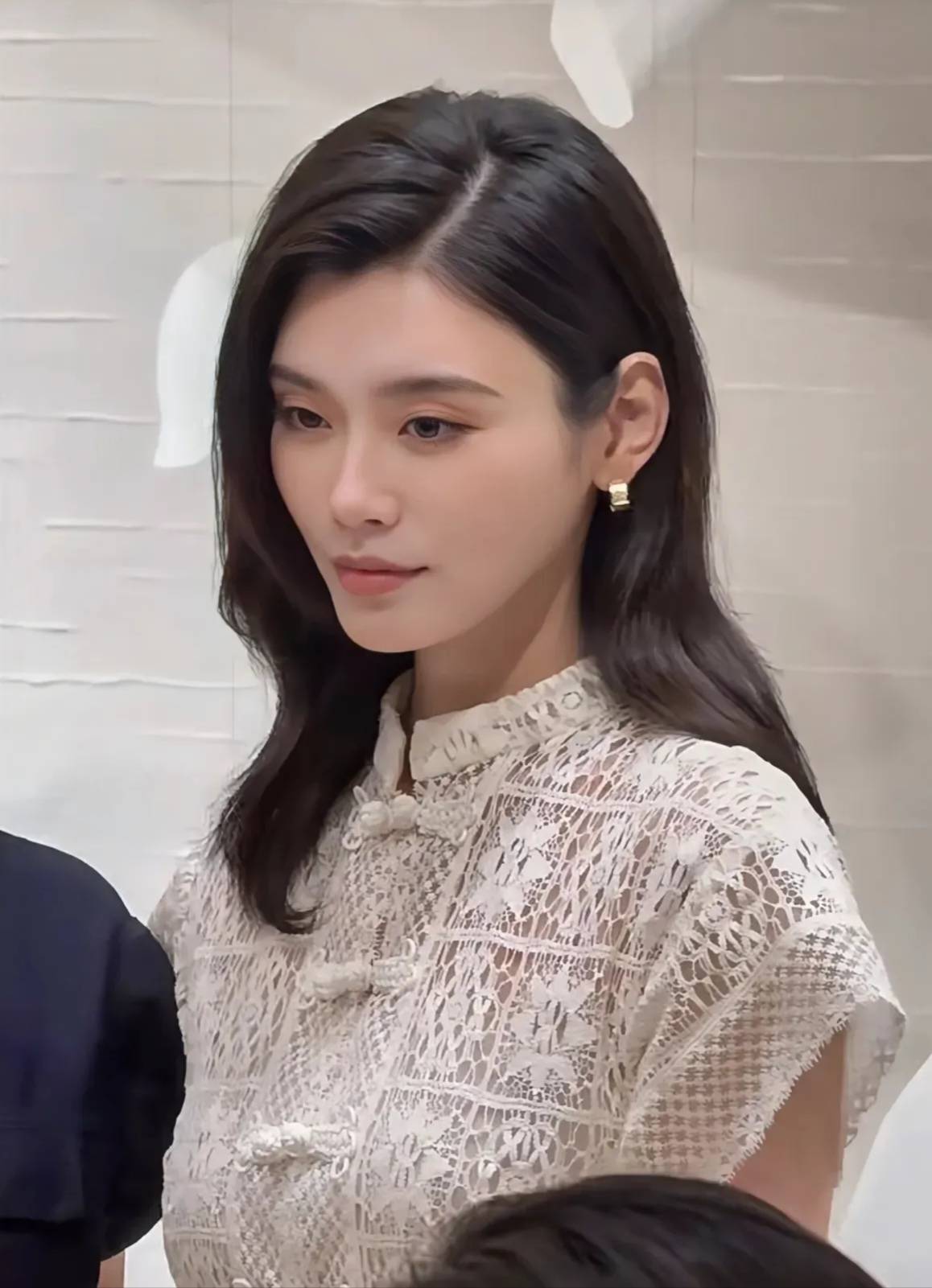超模奚梦瑶变得越来越漂亮身着白色中式蕾丝裙梳偏分的披肩发型婉约