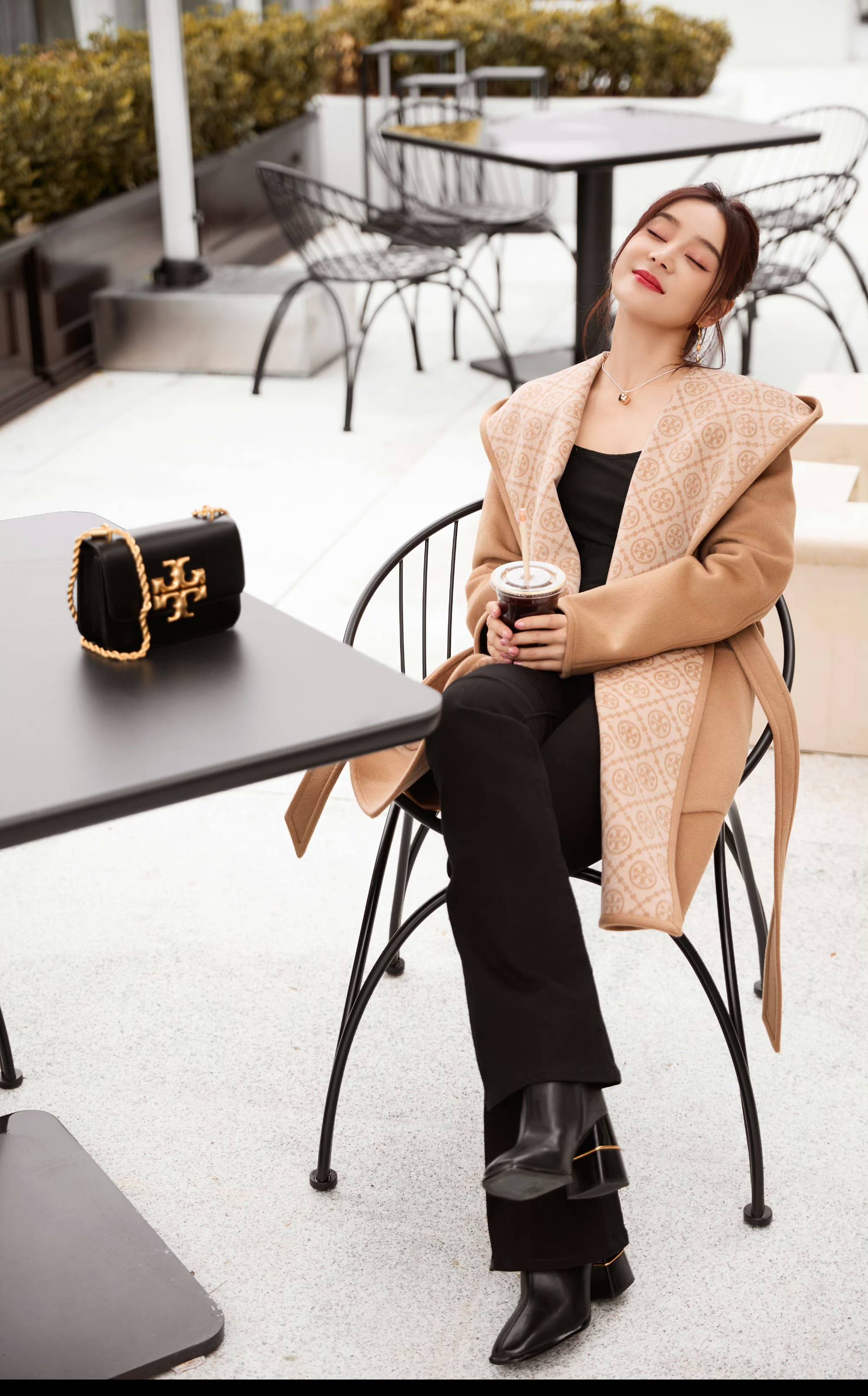 出席活动拍摄广告,则是时尚精英范!你喜欢哪个风格的袁姗姗呢?