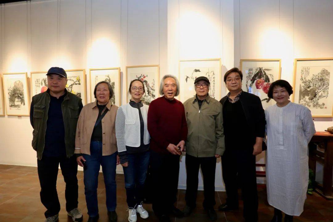 观看作品画展开幕仪式由玺朗艺术空间总经理萧冰主持天津工艺美院教授