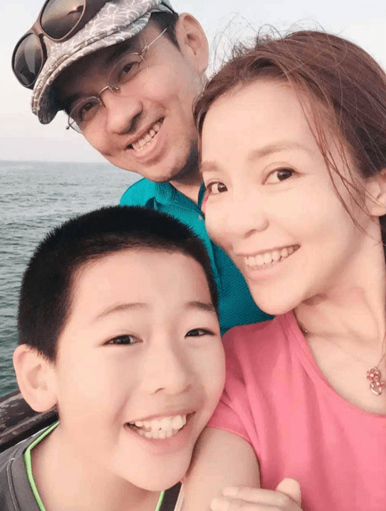 电视主持人朱迅一家三口出游,老公白发憔悴苍老,儿子高大帅气!