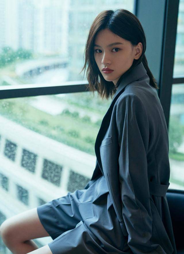 邱天脸受伤后,眼睛周围有些肿胀,伤口遍布眼睛,看起来有点雷人.