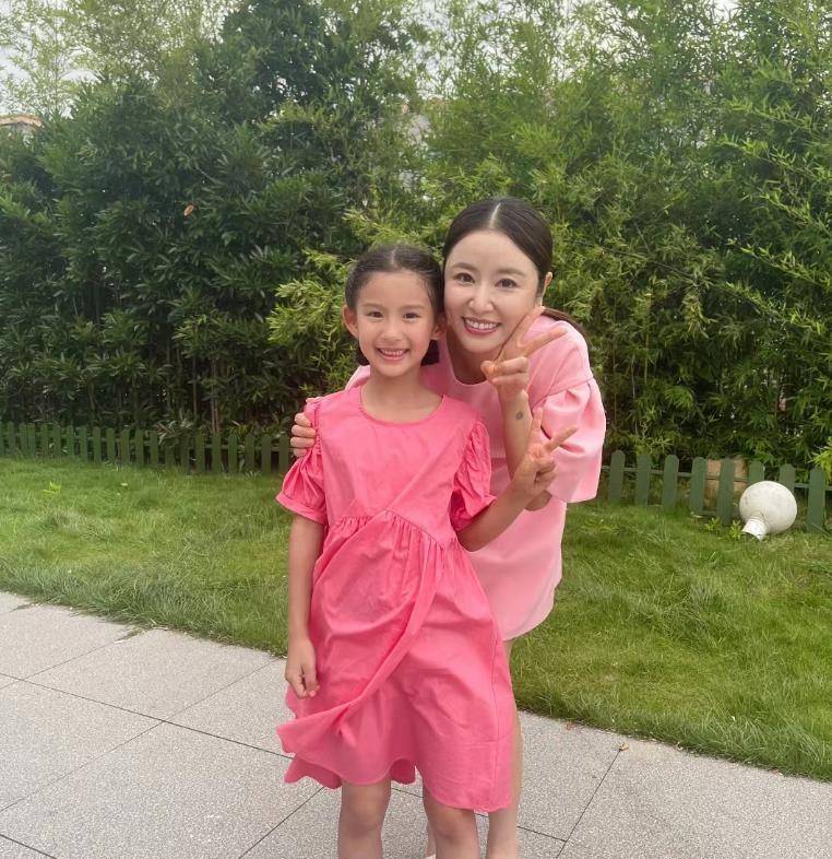 林心如一家3口日本海边旅游,6岁小海豚气质出众,霍建华变瘦变帅_女儿