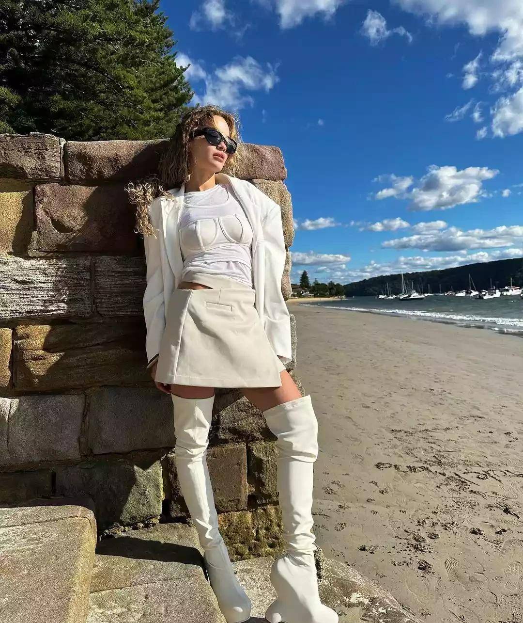 瑞塔·奥拉(rita ora)——性感时尚的海滩造型_比基尼_穿着_黑色