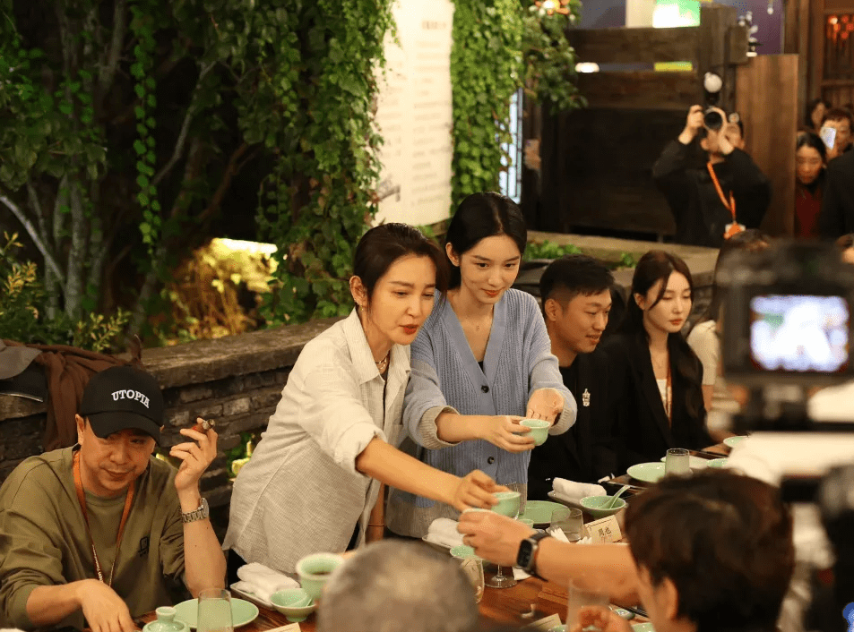 近期更是把赵丽颖纳入旗下,坐在华谊老板王中磊的身边.