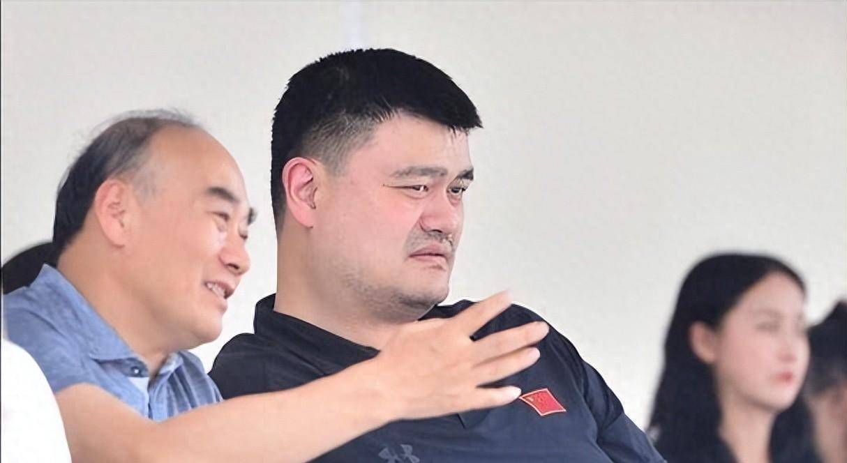 姚明空降nba篮网主场,蔡崇信作陪,翘起二郎腿看球,霸气十足_比赛_篮球