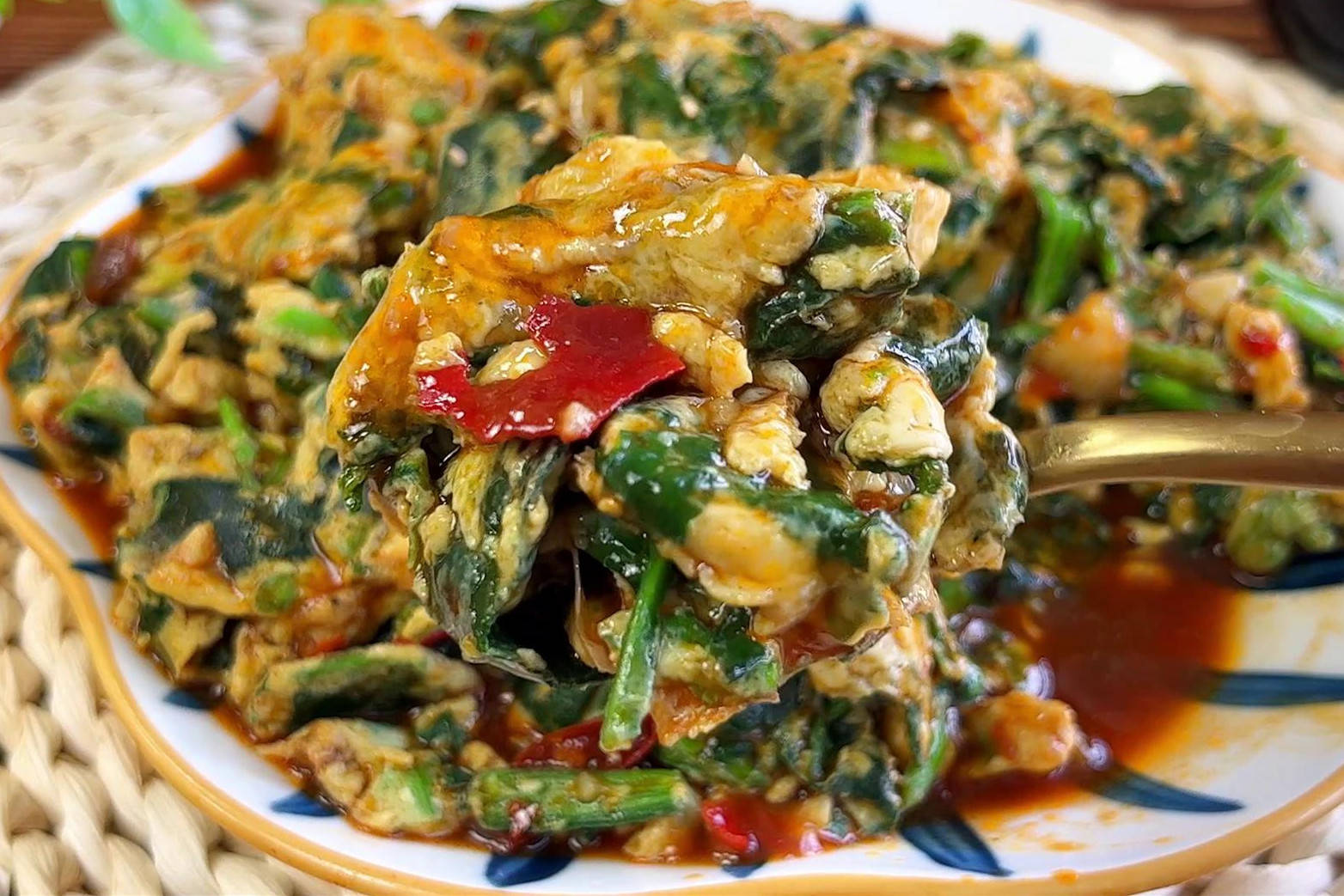 做菠菜炒鸡蛋，一定要试试我家这方法，味道绝了，拌米饭吃很过瘾_手机搜狐网