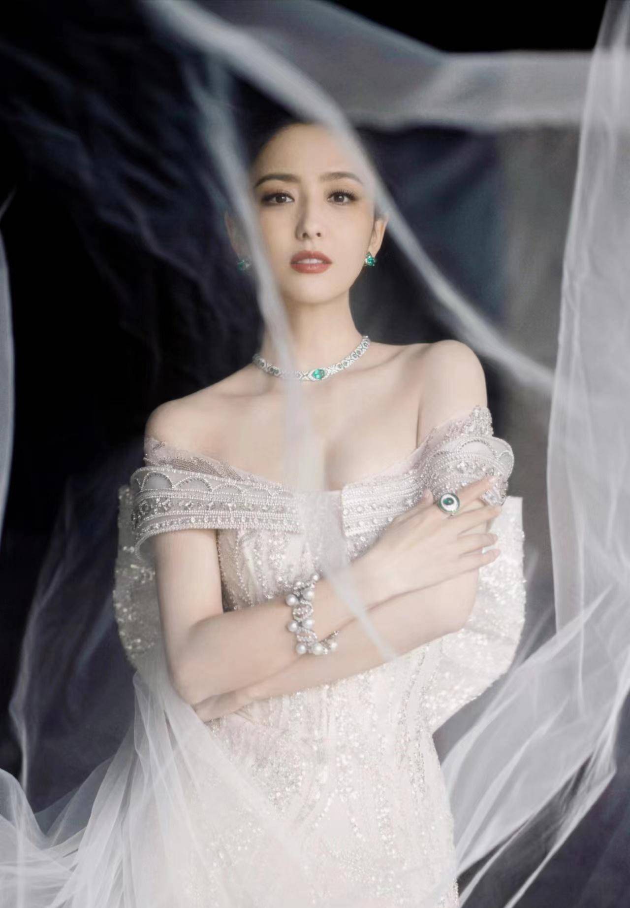 佟丽娅红毯新造型,镶钻鱼尾长裙,拖尾在肩后,优雅又迷人!